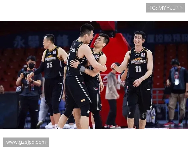 足球明星双人庆祝动作解析展现激情与默契的完美瞬间