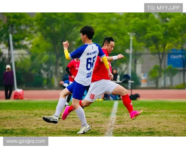 足球明星回头瞬间精彩合集展现球场魅力与个人风采