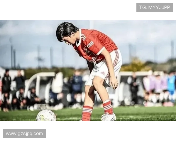 足球明星后代踢球精彩瞬间视频合集展现未来足球新星风采