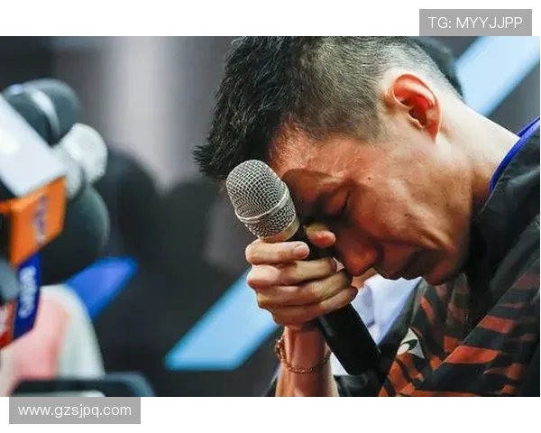 足球明星喜结良缘粉丝泪洒现场心碎不已