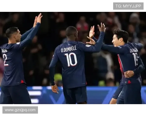 足球明星跪下视频高清展现感人瞬间引发球迷热议与情感共鸣