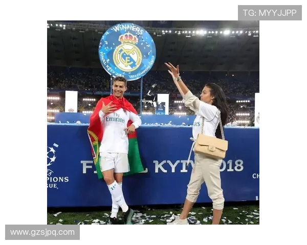 当足球明星遇上爱情：她的故事与他的荣耀交织在一起