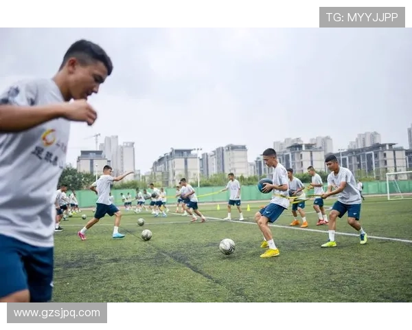 新疆小孩足球明星展现精彩动作视频引领青少年运动热潮